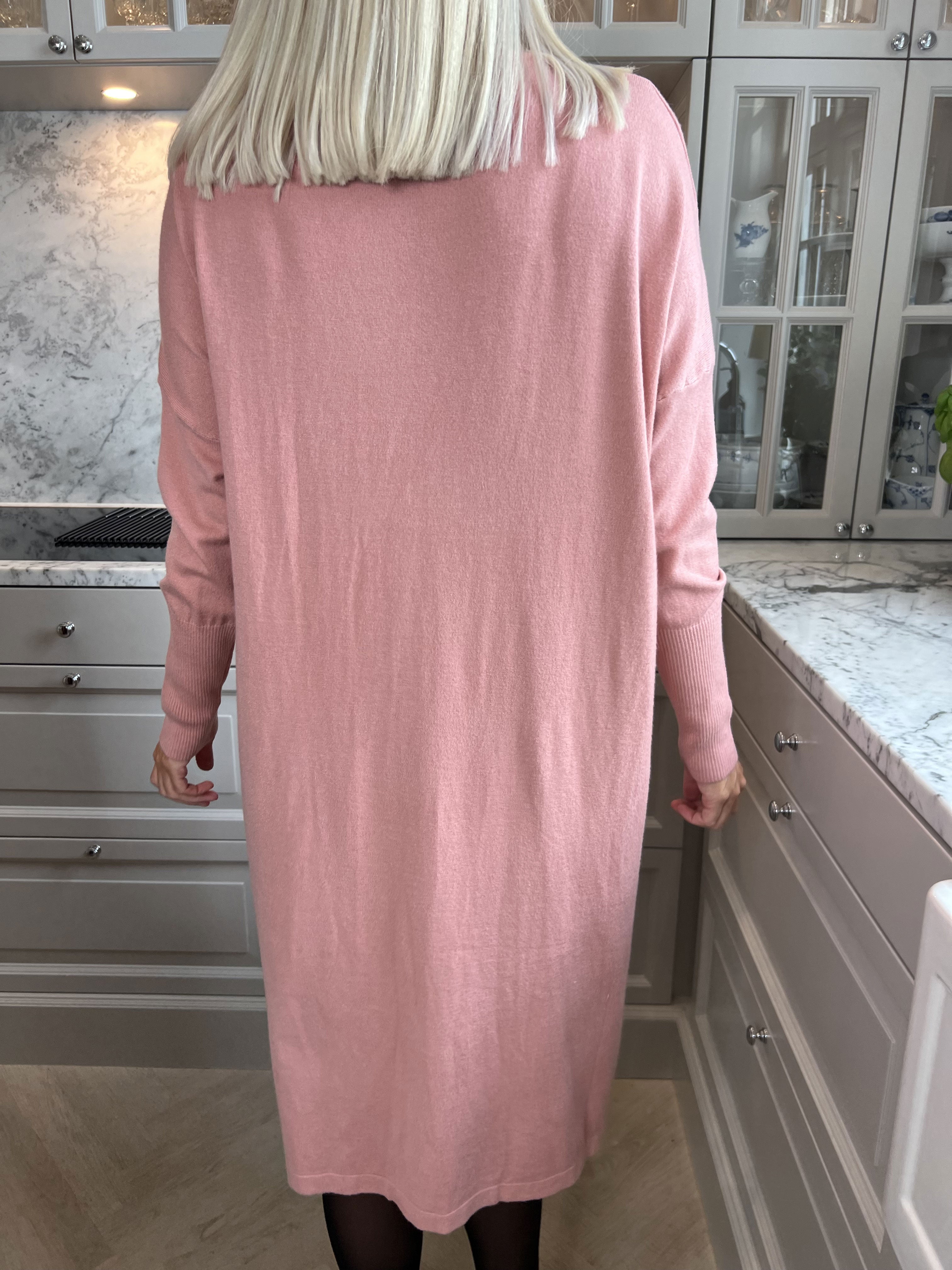 Yasha - Mjuk stickad klänning i stretchigt tyg med strass